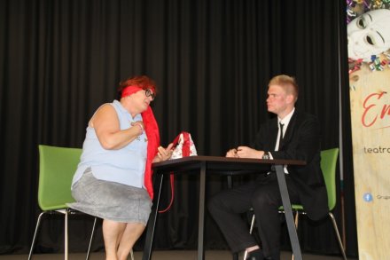 Artyści z Grupy Teatralno-Kabaretowej "Emocja"